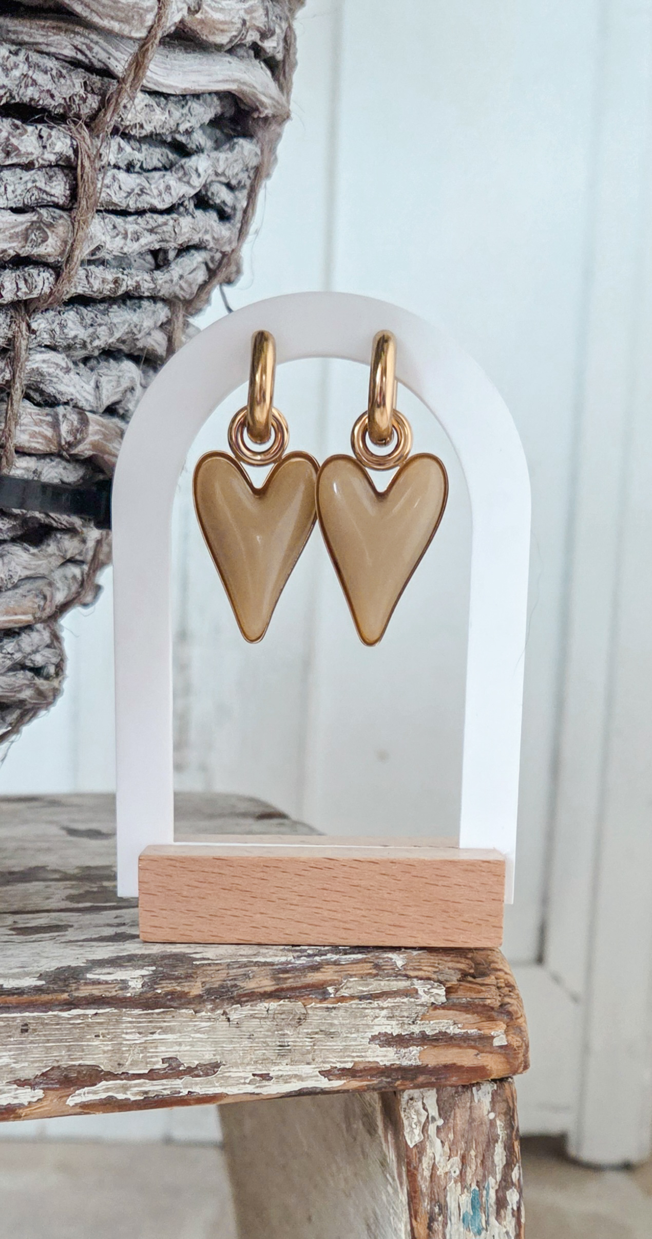 Oorbellen hart beige